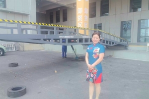 移動(dòng)式液壓登車(chē)橋